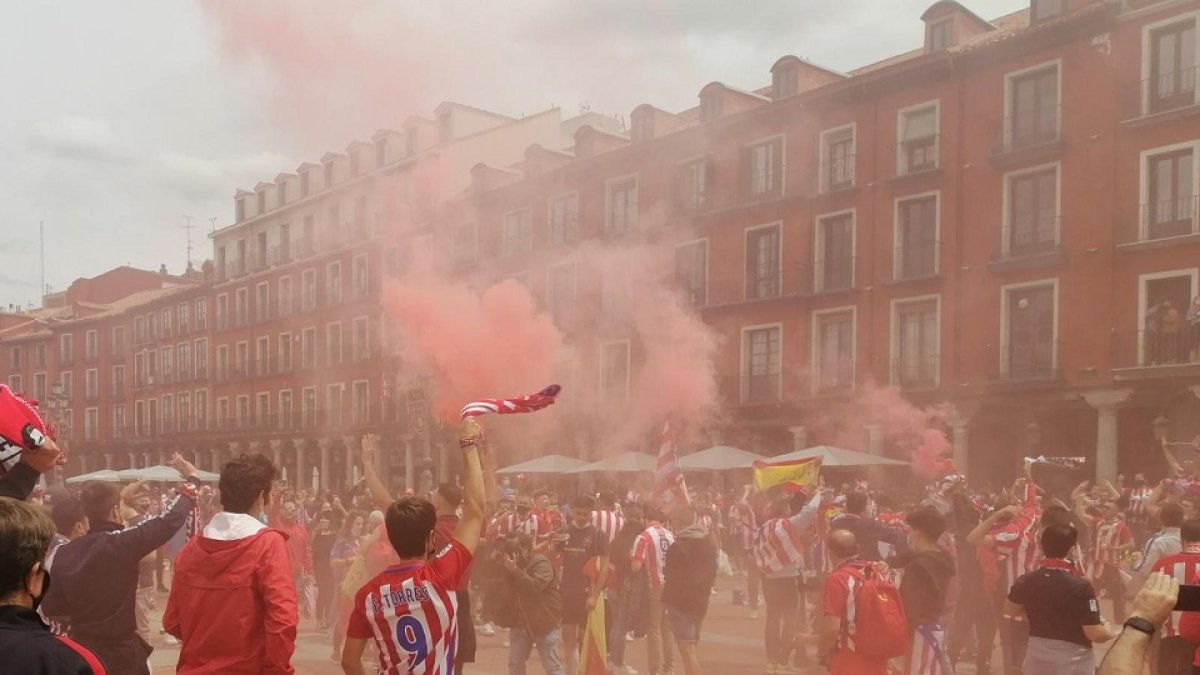 Aficionados del Atlético de Madrid en la Plaza Mayor de Valladolid.- E. M.