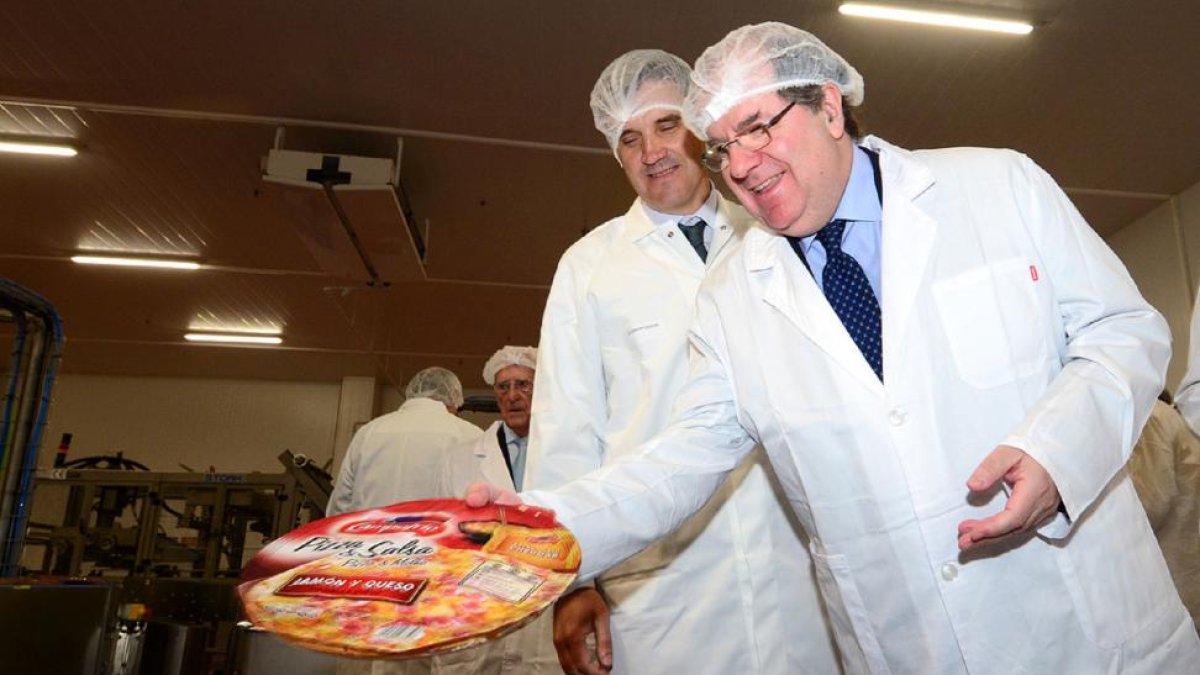 Herrera sostiene una pizza de Campofrío recién terminada en la fábrica olvegueña-Álvaro Martínez