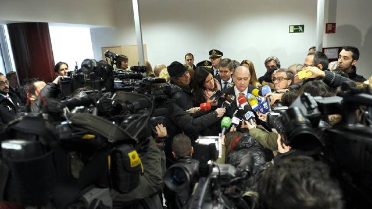 Fernández Díaz atiende a los medios de comunicación en Lleida, en la presentación del DNI 3.0.-Foto: RAMON GABRIEL