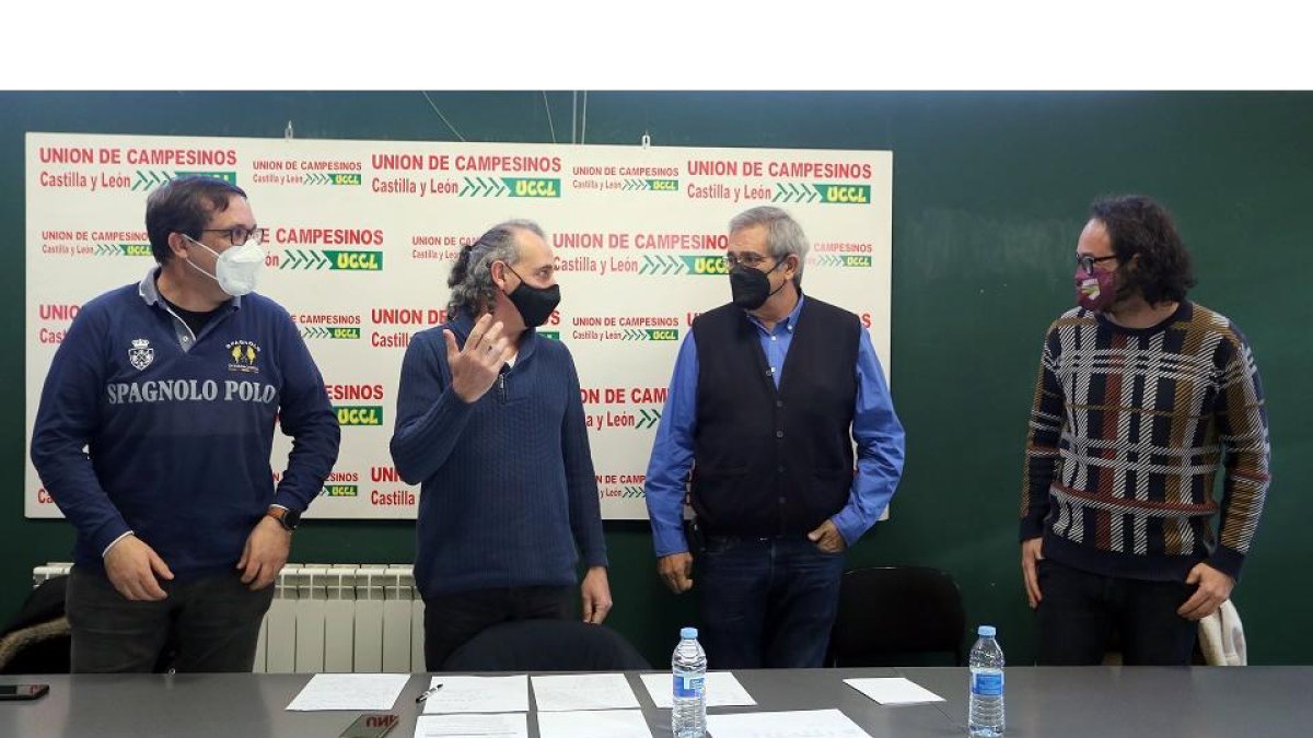 El coordinador de UCCL, Jesús Manuel González Palacín, y el presidente de UCCL Valladolid, Nacho Arias, anuncian movilizaciones. - ICAL