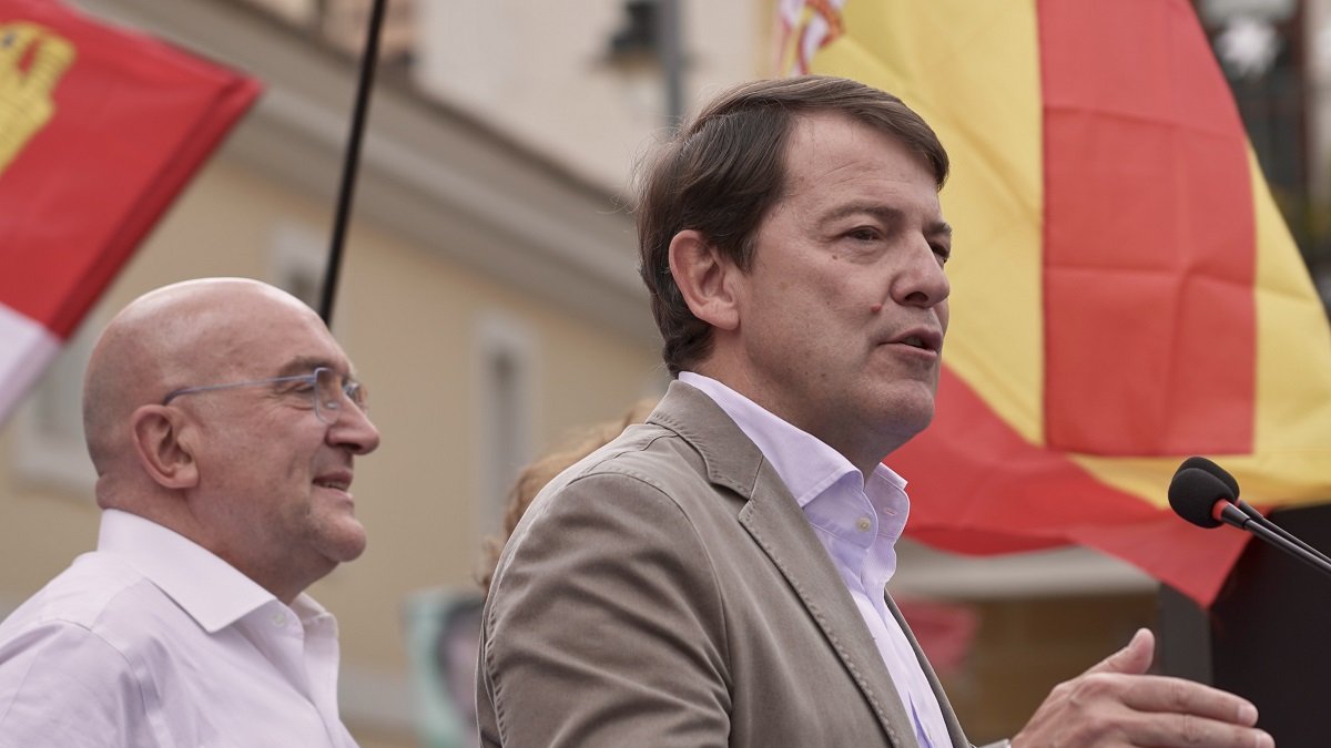 El presidente del Partido Popular de Castilla y León , Alfonso Fernández Mañueco, clausura el mitin de final de campaña de la candidatura de la formación ‘popular’ al Ayuntamiento de Valladolid junto al candidato a la Alcaldía de la ciudad, Jesús Julio Carnero. -ICAL