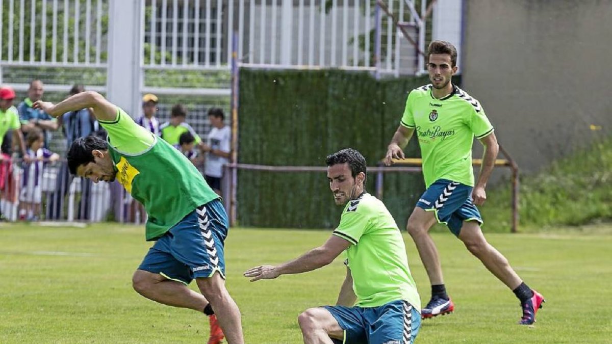 Alfaro roba el balón a Pereira durante un entrenamiento.-M.Á. Santos