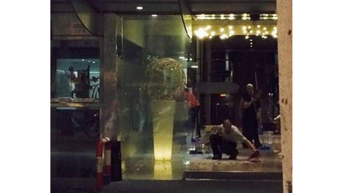 Un policía recoge muestras del tiroteo en el Hotel Silken de Barcelona, este martes.-Foto: ANNA FRAGO
