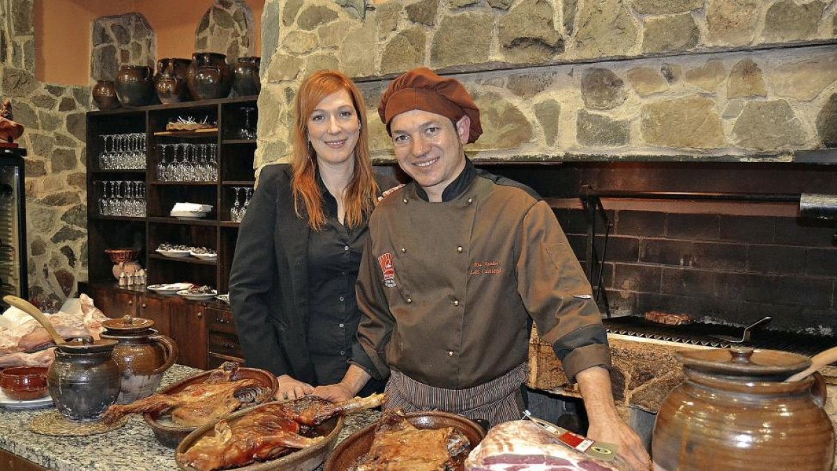 Sonia y David, con el cabrito, el cochinillo y el lechazo, iconos de su asador abulense.-ARGI