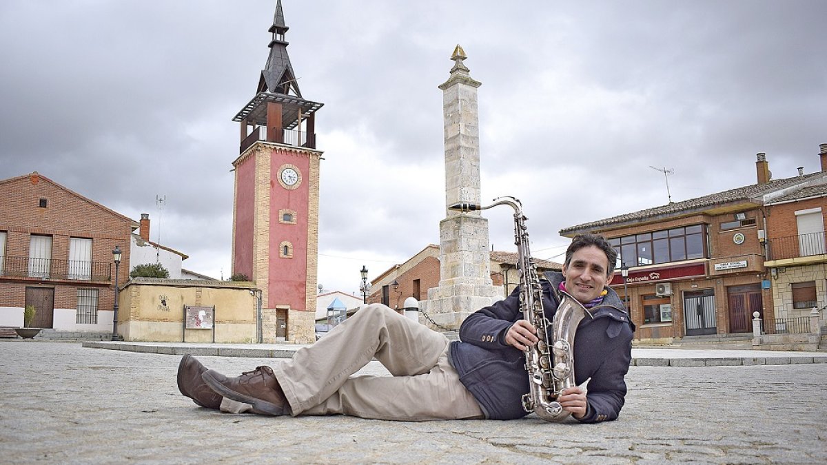 José Luis Gutiérrez, con su saxofón en la plaza de la localidad vallisoletana de Villalar de los Comuneros. / ARGICOMUNICACIÓN