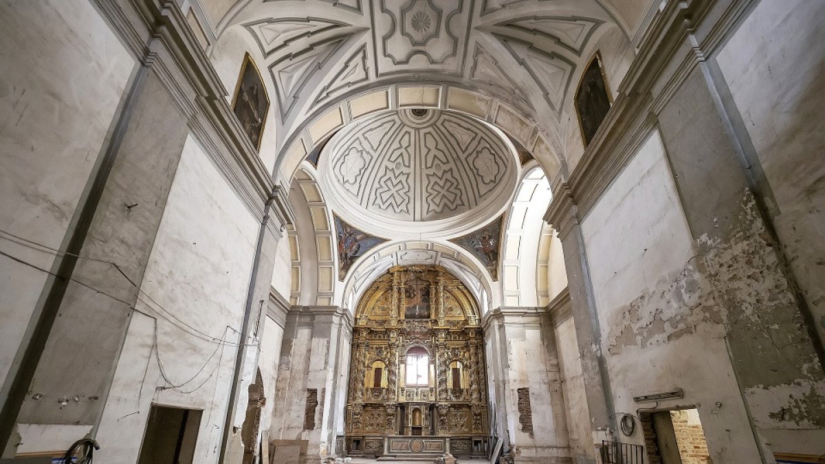 Nave de la iglesia des las Brígidas con el retablo mayor de Juan Villota de 1703. REPORTAJE GRÁFICO:M. Á. SANTOS/PHOTOGENIC