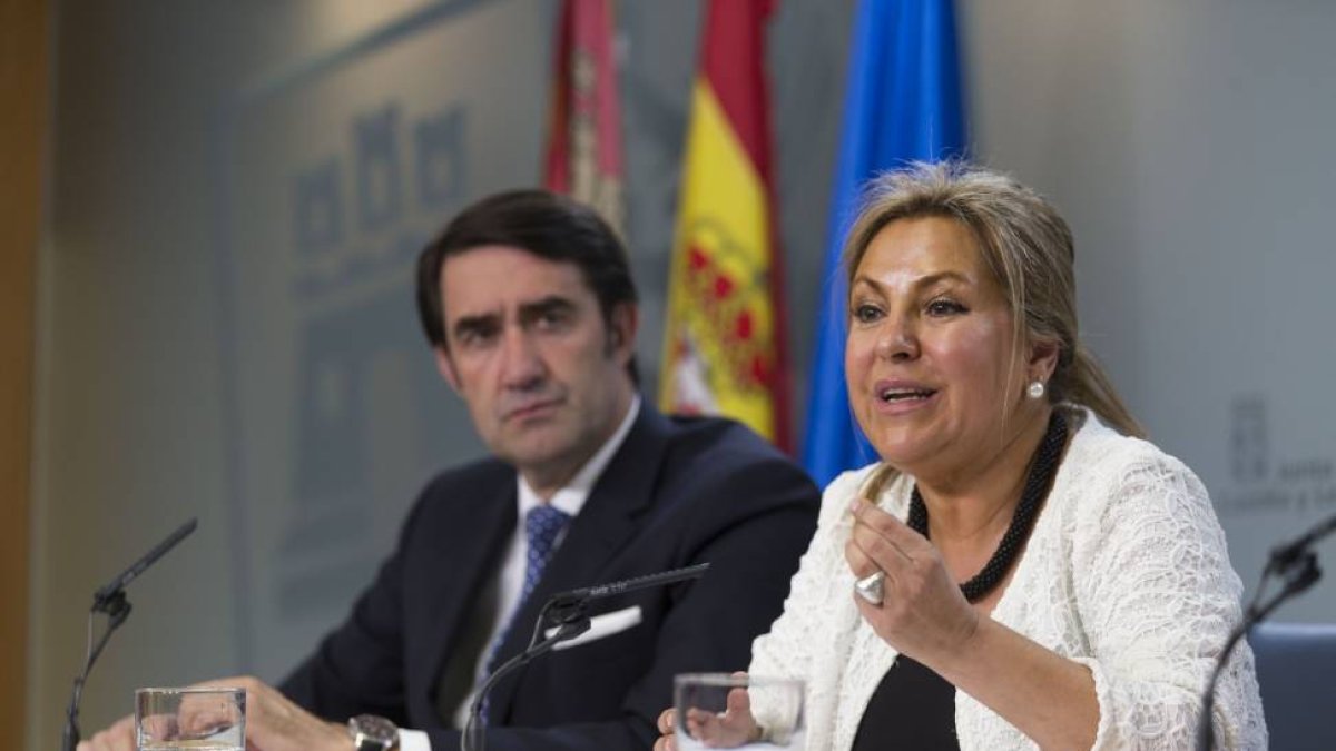 La vicepresidenta y portavoz de la Junta, Rosa Valdeón (D) y el Consejero de Fomento y Medio Ambiente, Juan Carlos Suárez Quiñones (D), comparecen tras la reunión del Consejo de Gobierno.-ICAL