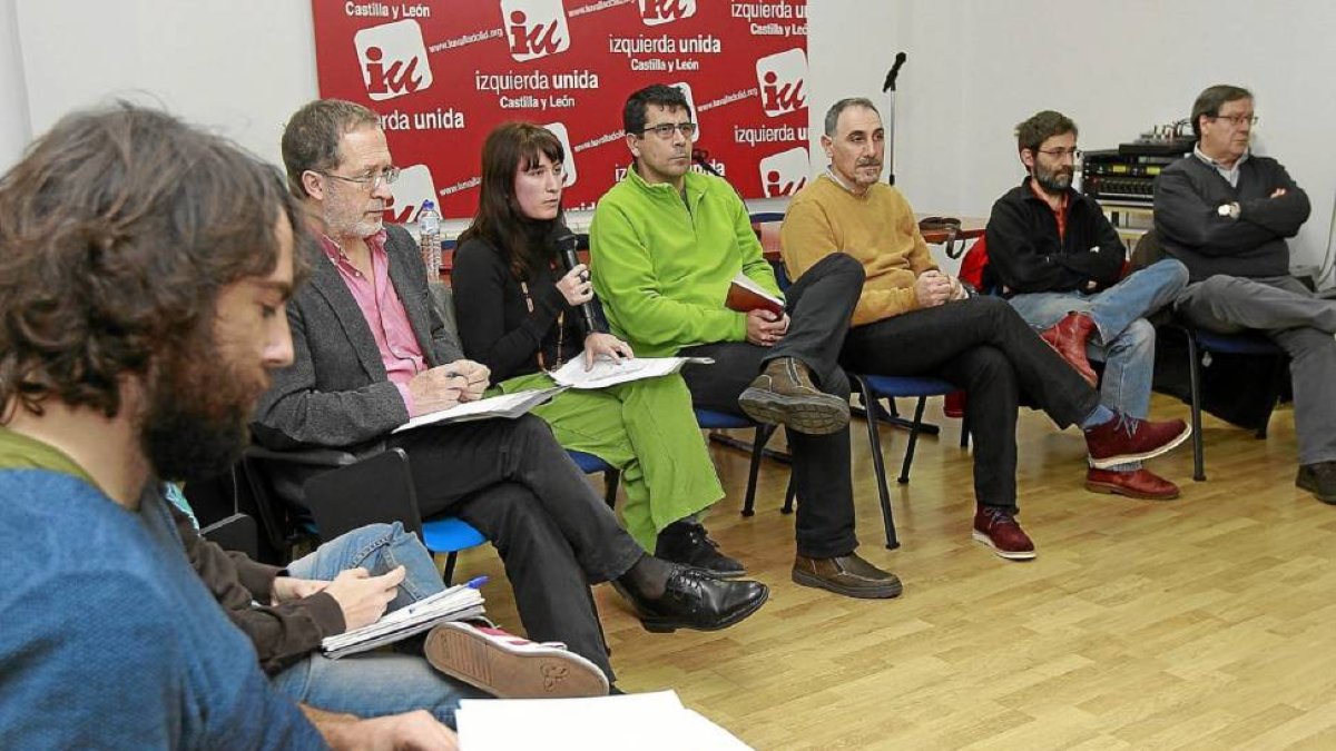 Manuel Saravia, María Sánchez, Alberto Bustos y Alfonso Sánchez durante la asamblea.-J. M. LOSTAU