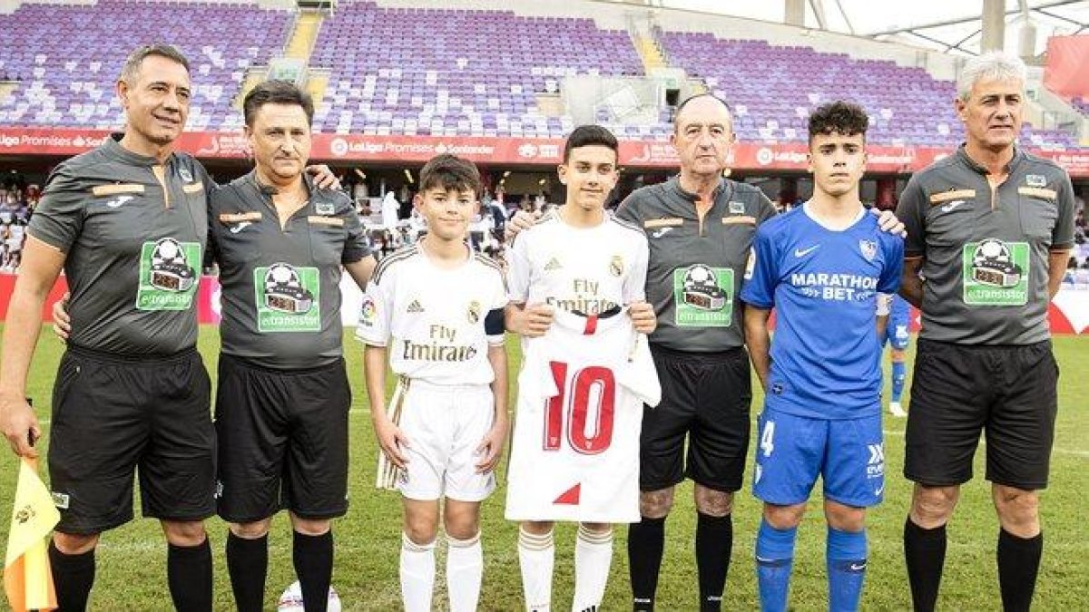 José Reyes, en el centro, con una camiseta del Sevilla de su padre, antes de la final de la Liga Promises Internacional.-@LAFABRICACRM