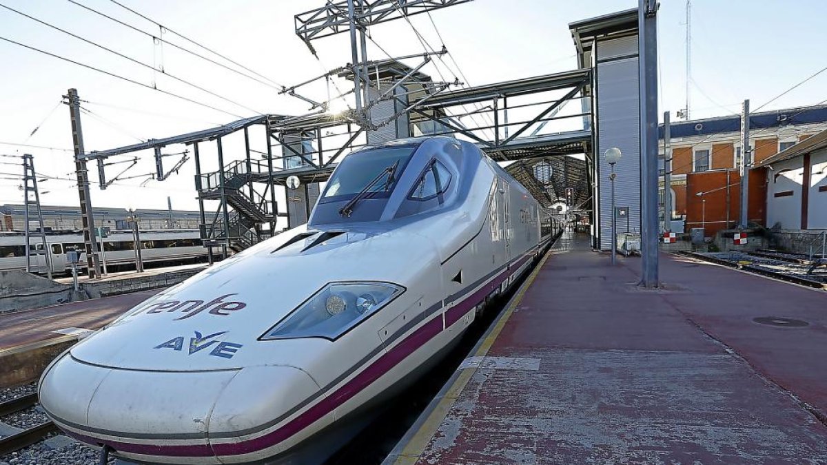 Tren de alta velocidad en la estación Campo Grande de Valladolid.-J.M. LOSTAU