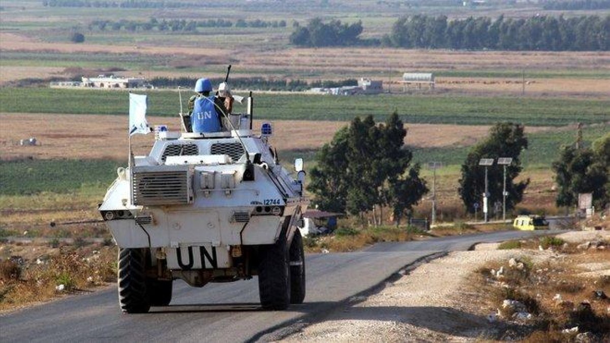 Vehículos de la fuerza de Naciones Unidas en el Líbano circulan por una carretera paralela a la frontera con el Líbano, este domingo.-ALI DIA (AFP)