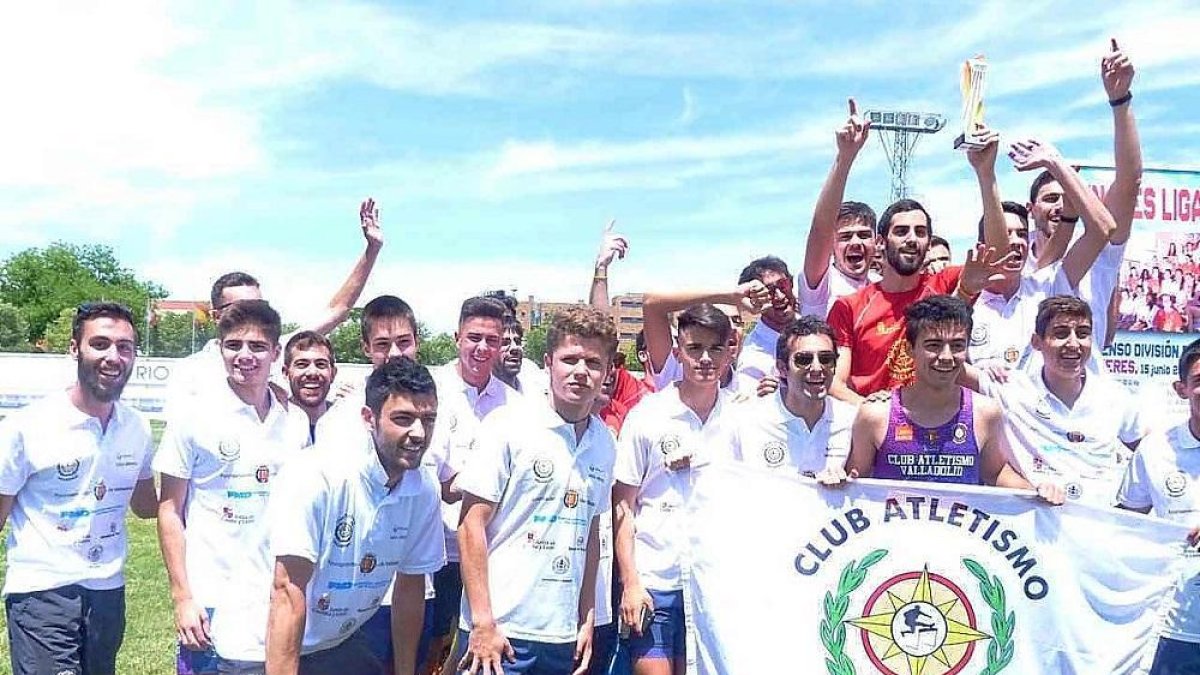 Los atletas del equipo vallisoletano celebran el ascenso a Primera División.-CAV-UVA