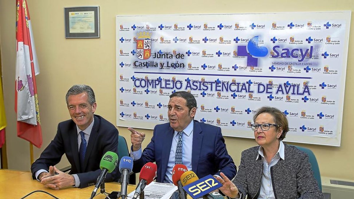 Sáez acompañado por el delegado de la Junta, Francisco Hernández, y la directora del Hospital, Antonia Pedraza.-ICAL