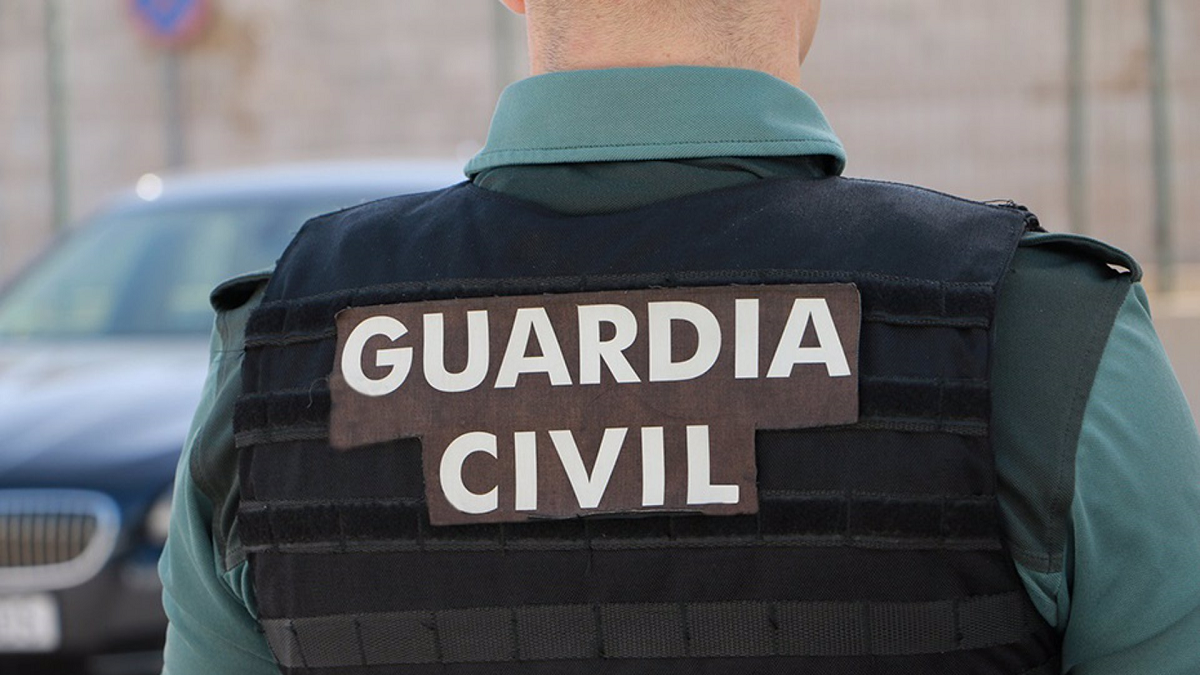 Archivo - Un agente de la Guardia Civil, de espalda. - GUARDIA CIVIL - Archivo