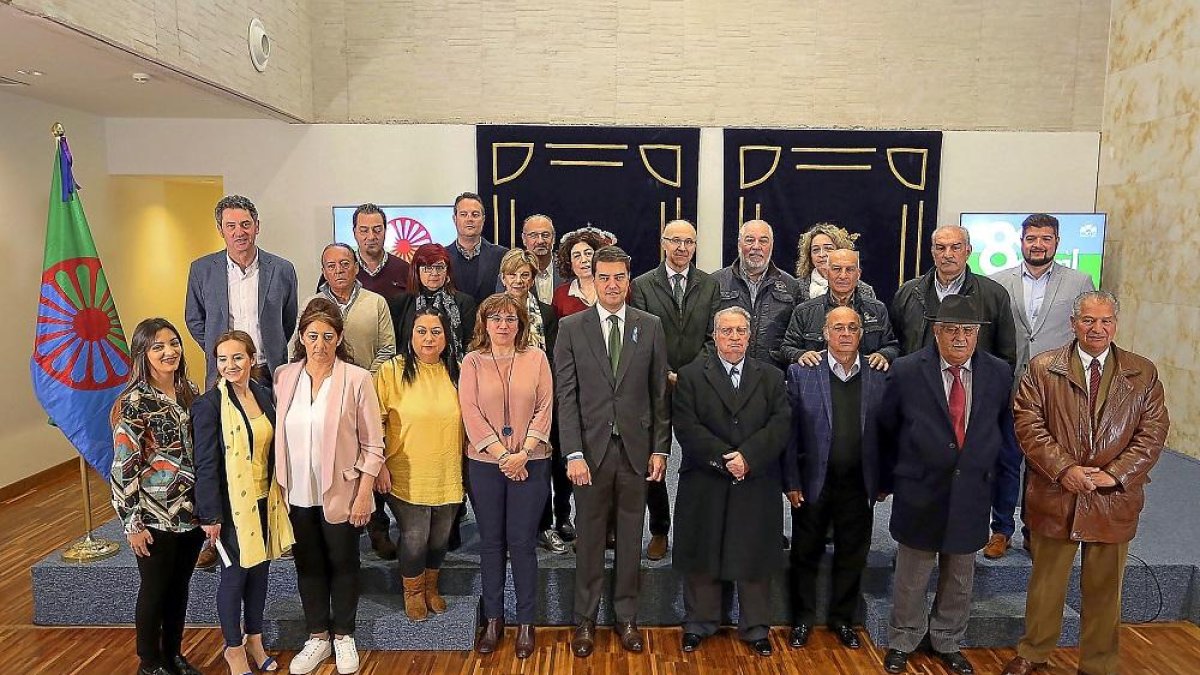 Las Cortes reciben a la Federación de Asociaciones Gitanas de Castilla y León y la Fundación Secretariado Gitano.-ICAL