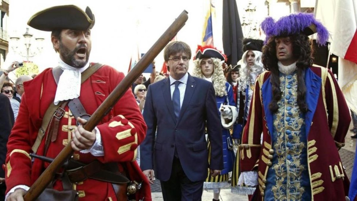 El 'president' Carles Puigdemont recibe a una representación de los Miquelets de Cataluña y de la Associació de Recreació Històrica La Coronela en el Palau de la Generalitat.-EFE / MARTA PEREZ