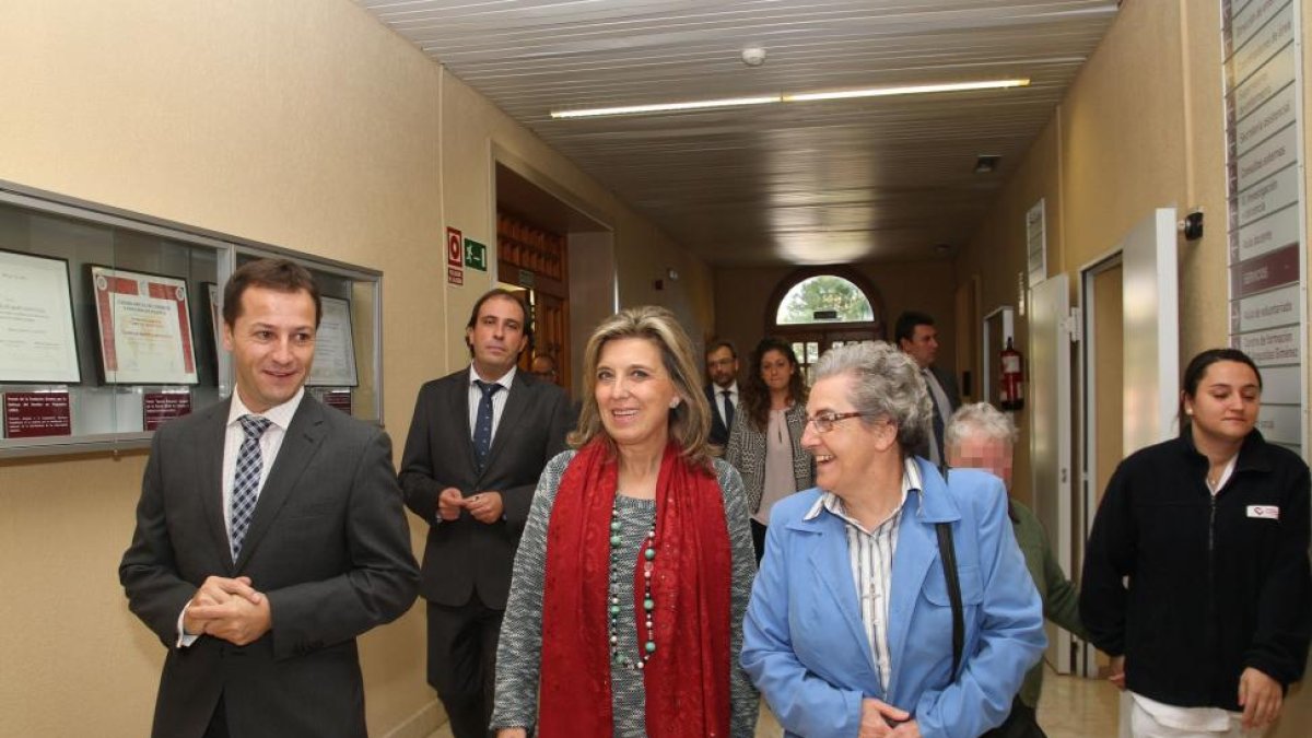 La delegada del Gobierno en Castilla y León, María José Salgueiro (C) en su visita al centro sociosanitario Hermanas Hospitalarias, junto al gerente, Javier Arellano (I), y a la superiora del centro, Sor Purificación Pardo (D)-Ical