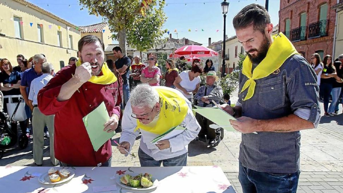 Lorenzo Gozález, Paco, de ‘La Criolla’ y Peña, ayer en Peñaflor.-J. M. Lostau