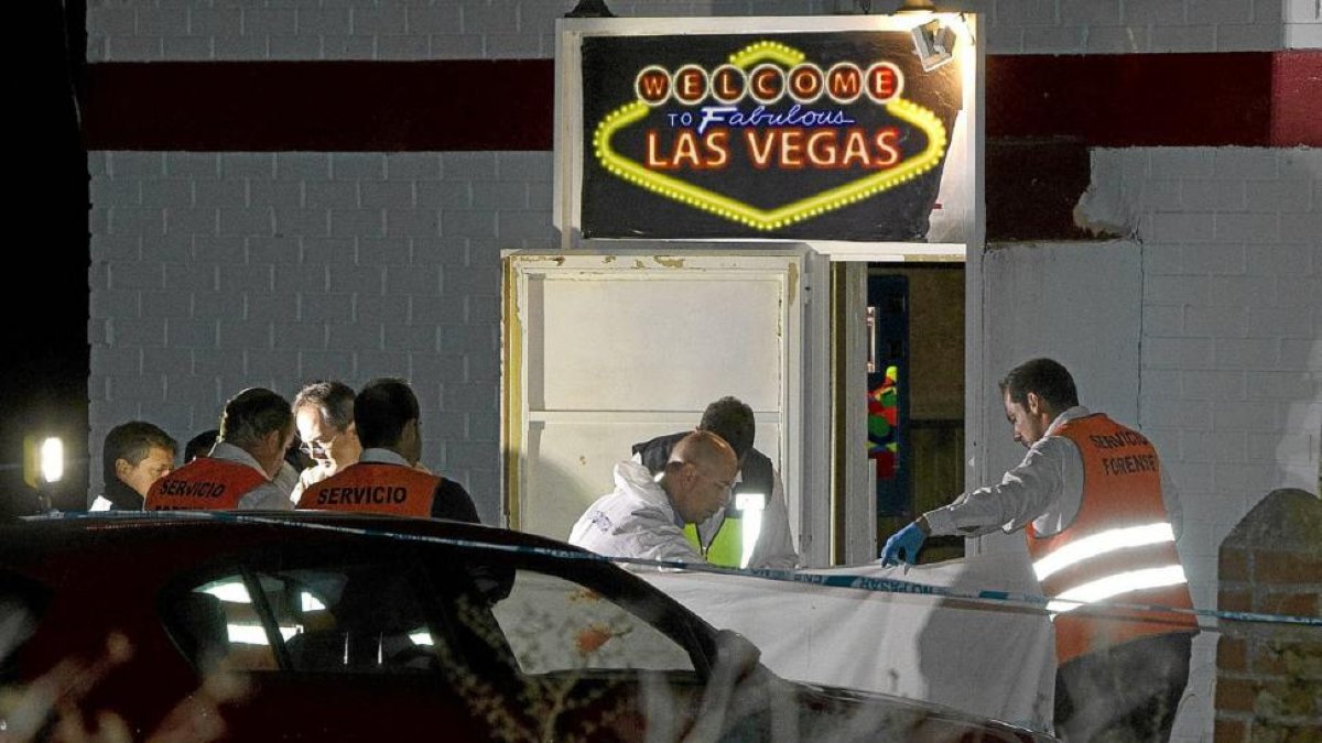 Agentes de la Policía Científica cubren el cadáver del hostelero MarianoEsteban, asesinado en el Club LasVegas el 5 de octubre de 2014.-J. M. LOSTAU