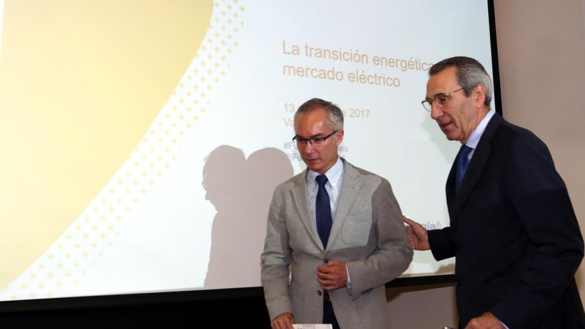 El director general de la Fundación Gas Natural, inaugura el seminario 'La transición energética y el mercado eléctrico'. Junto a él, el director general de Energía y Minas de la Junta, Ricardo González (I)-Rubén Cacho / ICAL