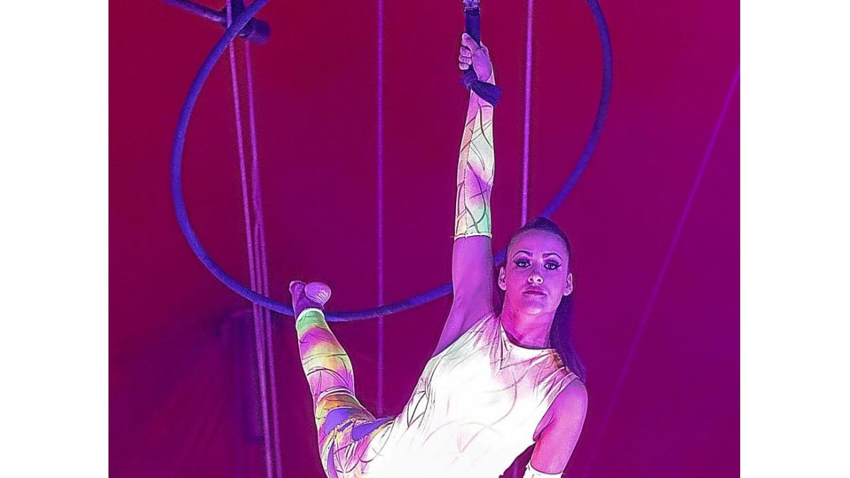 Angie muestra un ejercicio con el aro en el Gran Circo Holiday.-E.M.