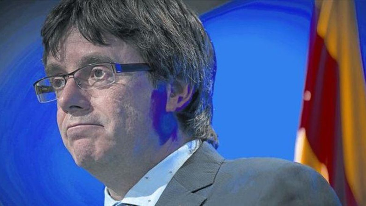 Carles Puigdemont, durante una rueda de prensa.-CARLOS MONTAÑÉS