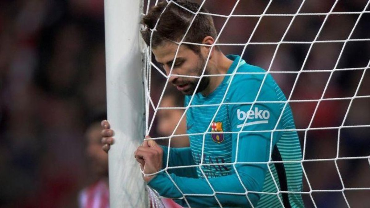 Piqué lamenta un error en el duelo copero con el Athletic en San Mamés.-REUTERS / VINCENT WEST