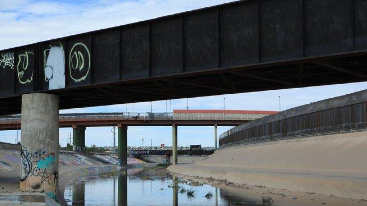 Vista general de un tramo del Río Bravo bajo un puente fronterizo en Ciudad Juárez.-EFE