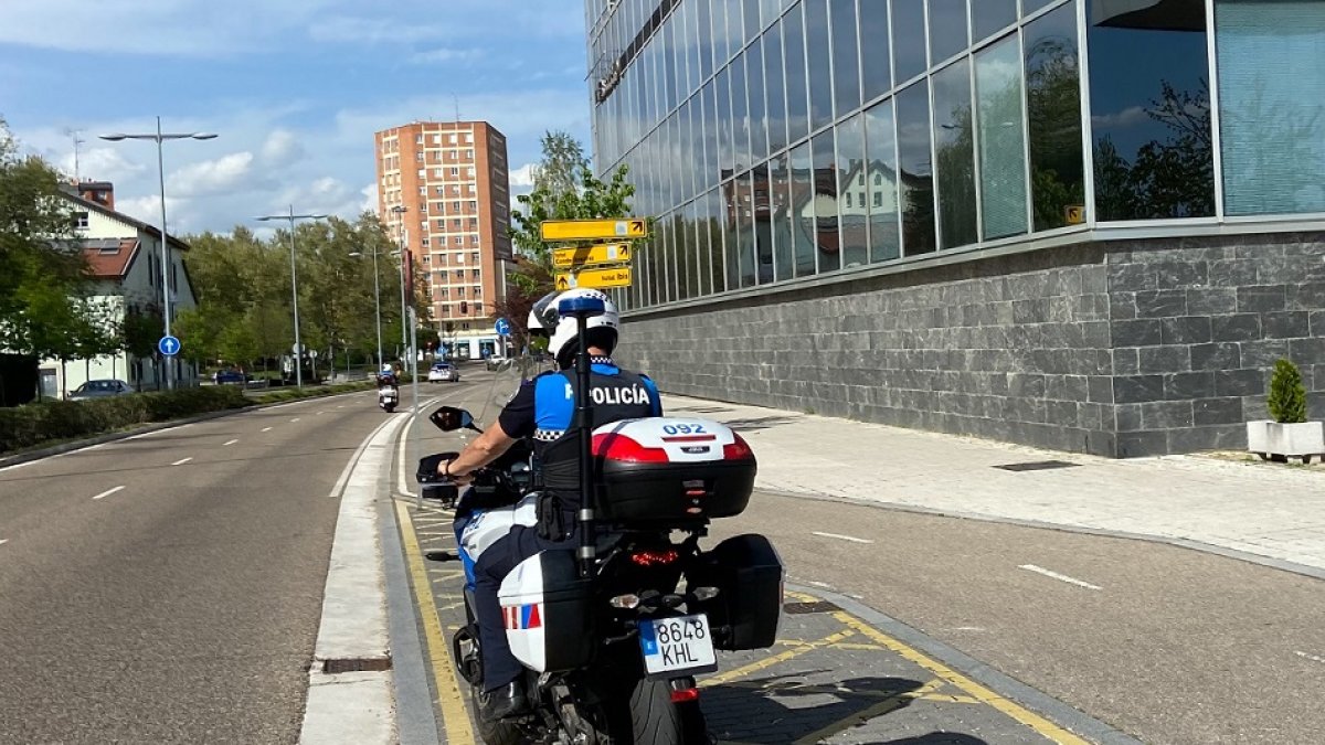 Agente de la Policía Municipal de servicio por Valladolid | J. M. LOSTAU