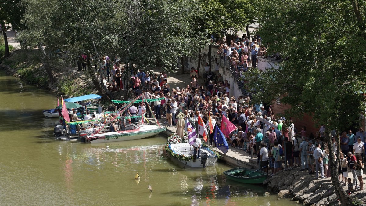 Procesión fluvial de la Virgen del Carmen por el río Pisuerga en Valladolid .-ICAL