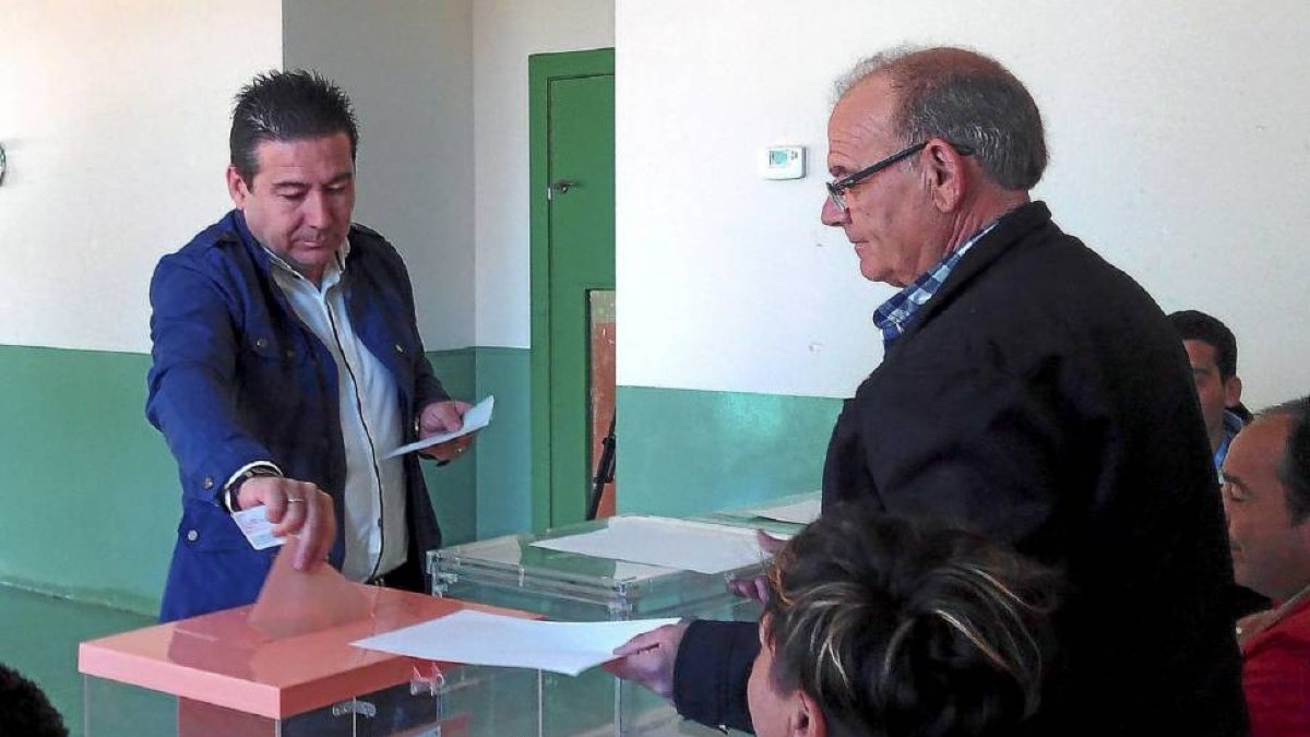 Luis Mariano Santos votando ayer en la localidad leonesa de Cistierna-Ical