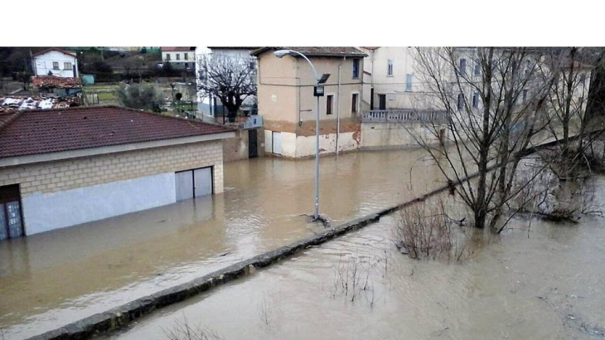 El río Ebro anegó ayer el barrio de Aquende en Miranda-ESTEFANÍA MALDONADO