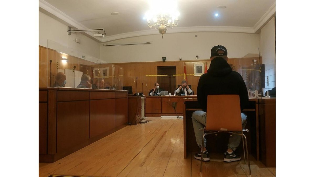 El 'Pipi', de espaldas, y a su izquierda sus padres durante el juicio por blanqueo de capitales contra los tres en la Audiencia de Valladolid. -E. PRESS