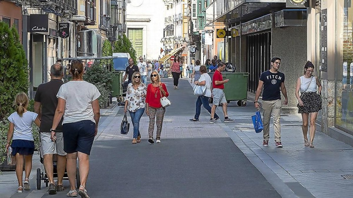 Ciudadanos caminando por la calle peatonal, San Pedro Regalado.-PABLO REQUEJO