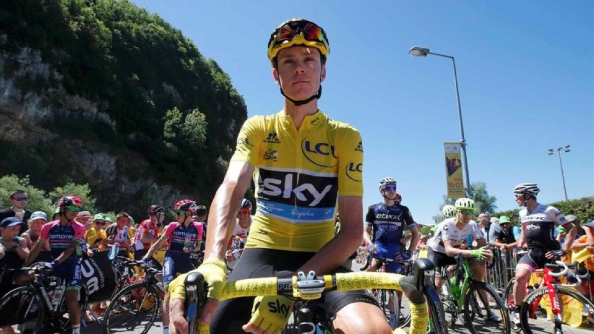 Chris Froome, de amarillo, tratará de no llevarse ningún disgusto durante cuatro días en los Alpes.-REUTERS / JEAN-PAUL PELISSIER