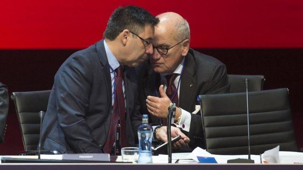 El presidente Bartomeu conversa con Carles Vilarrubi, en una imagen de archivo.-JORDI COTRINA