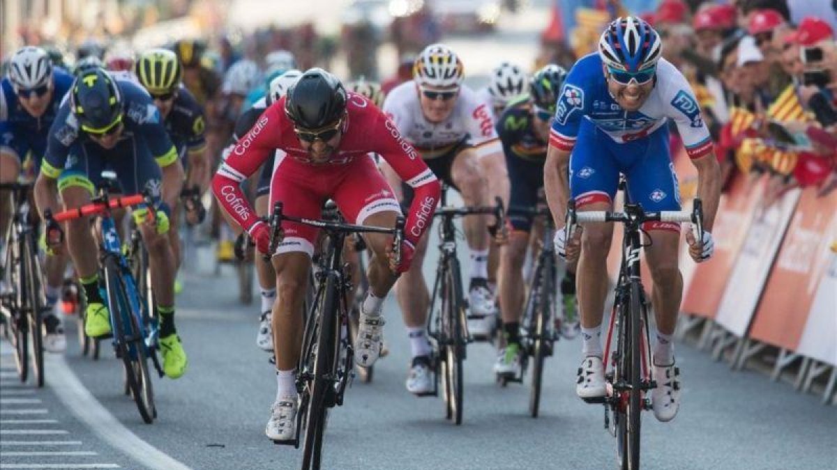 Davide Cimolai, derecha, derrota a Nacer Bouhanni, en la Volta, en Calella.-AFP / JOSEP LAGO