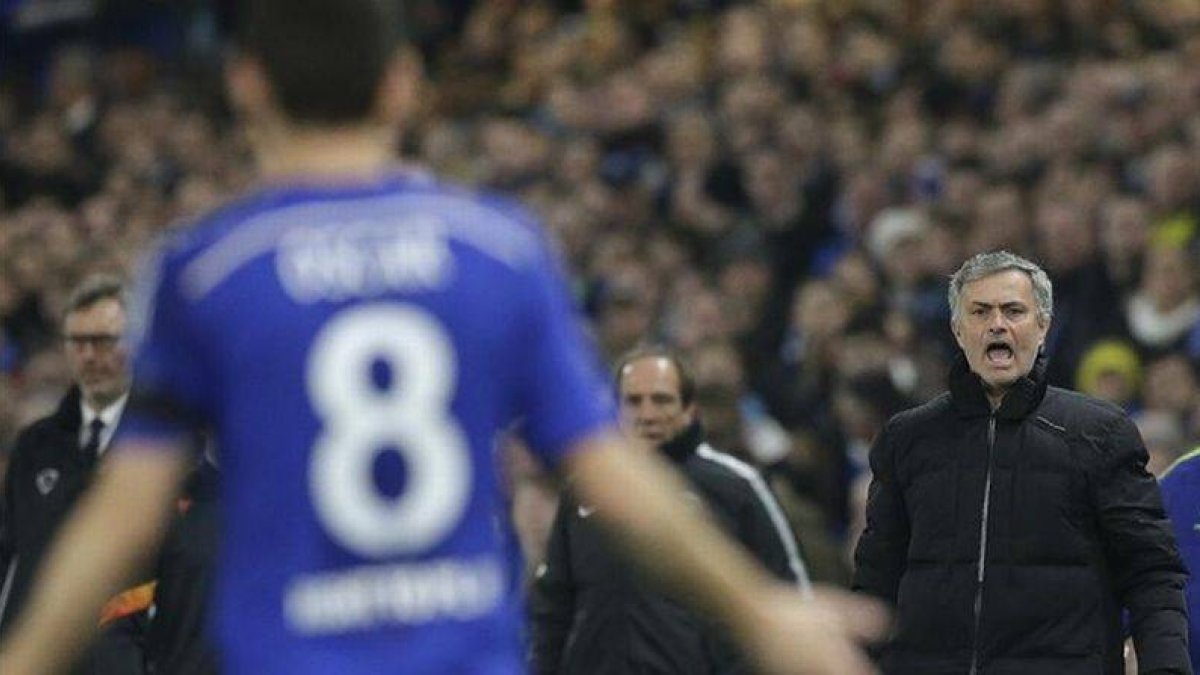 José Mourinho gesticula enfadado durante el Chelsea-PSG de Champions.-Foto: AP / MATT DUNHAM