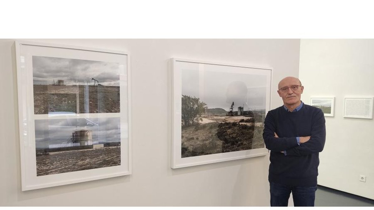 Ricardo González, junto a dos de sus fotografías en la Galería Javier Silva. | E. M.