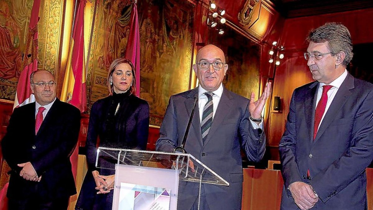 Genaro Martínez, Inmaculada Toledano, Jesús Julio Carnero y Juan Martínez Majo ayer, durante el encuentro de los dos presidentes en León.-ICAL