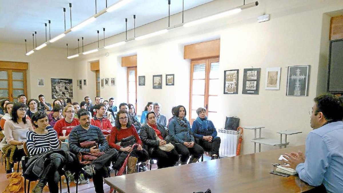 Padres de alumnos de la guardería municipal ayer, ante el alcalde, en el centro social ‘El Mirador’.-EL MUNDO