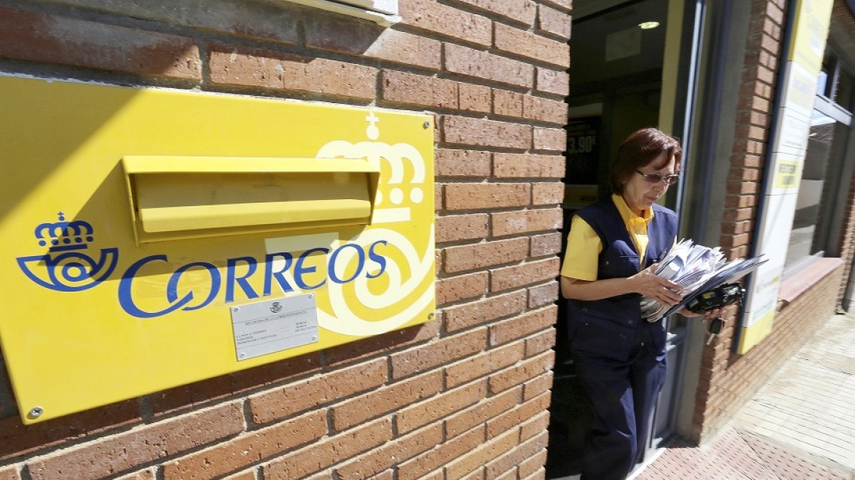 Una trabajadora de Correos reparte las cartas para sus envíos posteriores. - E. M.