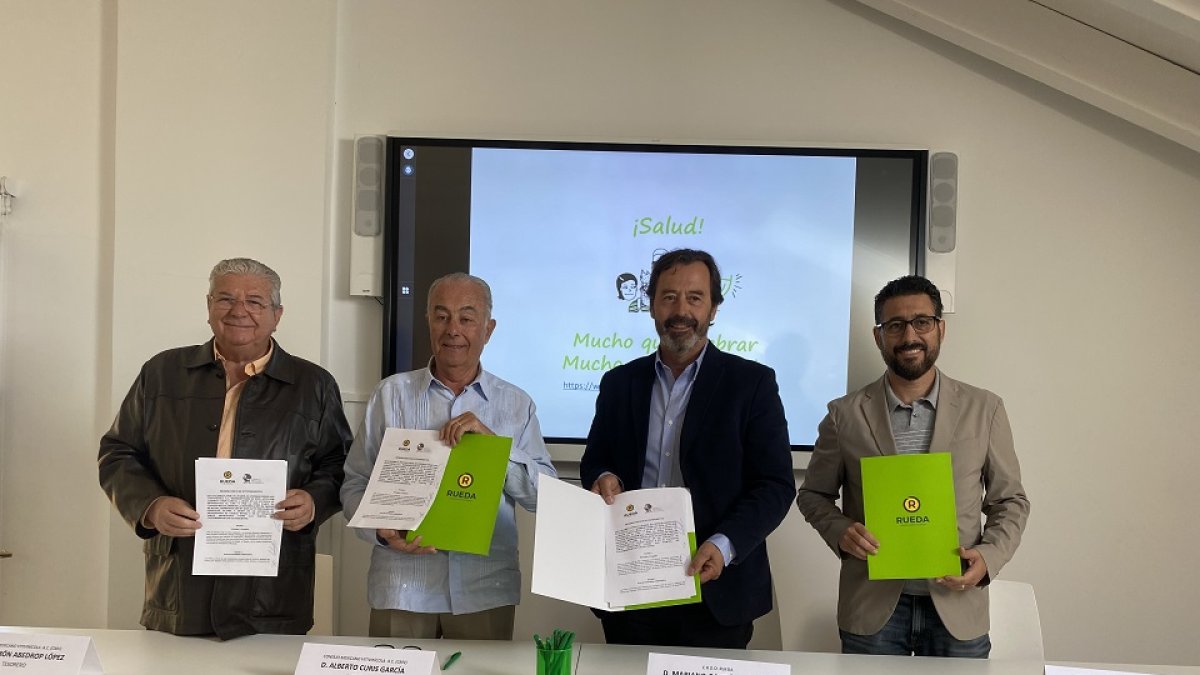 El vicepresidente del CRDO Rueda, Mariano González y miembros del Consejo Mexicano Vitivinícola, tras la firma del acuerdo. -E. M.