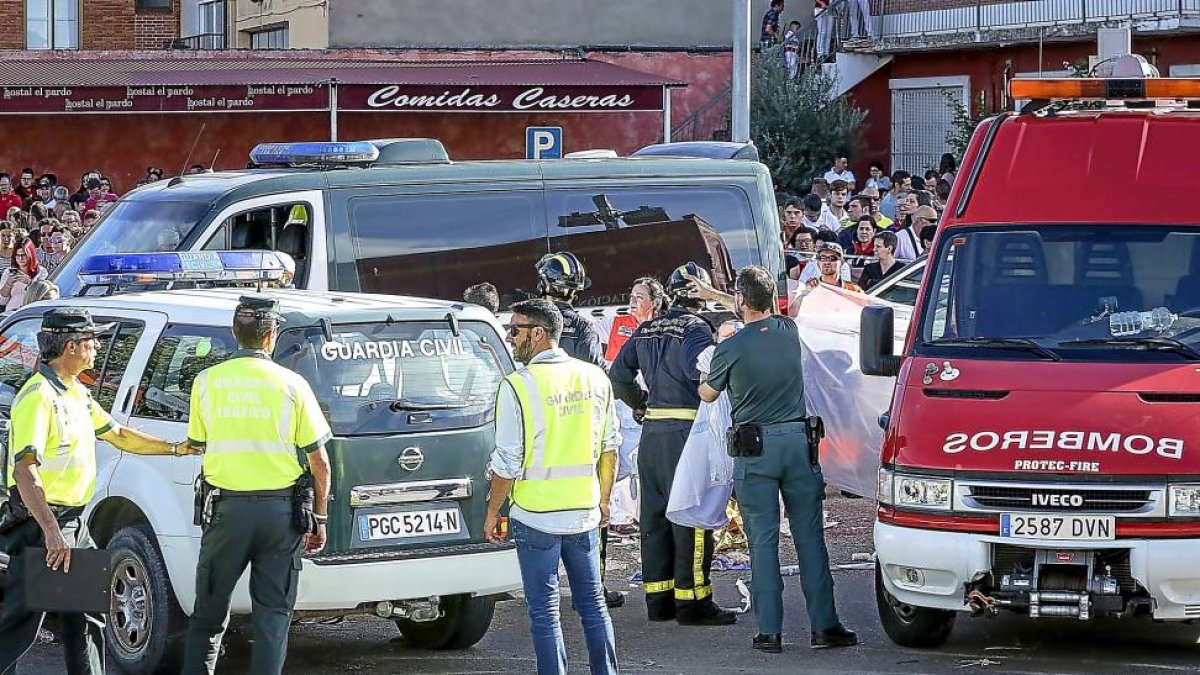 Momento del levantamiento del cuerpo de la fallecida en el lugar del accidente.-M. Á, SANTOS