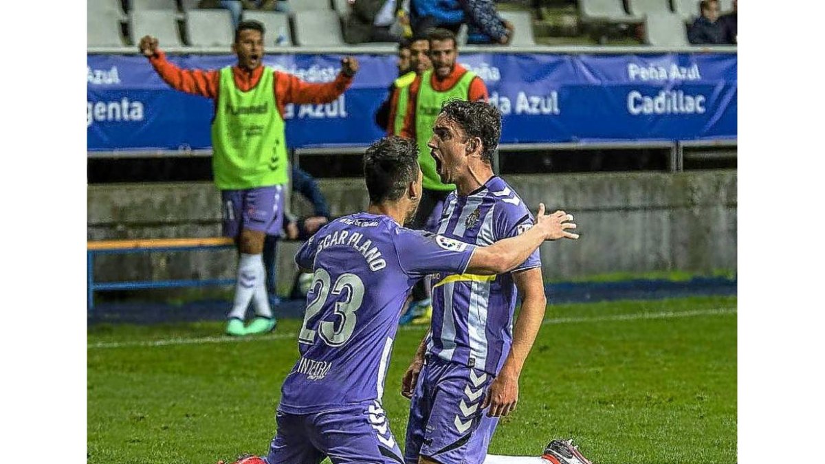 Mata celebra eufórico el 0-1 con Óscar Plano, autor del pase, anoche en el Carlos Tartiere.-PHOTO-DEPORTE
