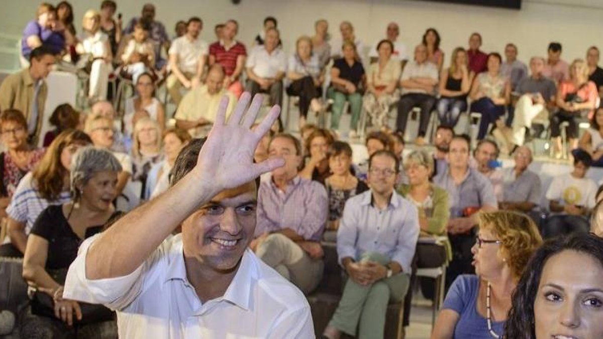El secretario general del PSOE, Pedro Sánchez, saluda durante la inauguración del ciclo de Asambleas Abiertas que se ha celebrado en Zaragoza.-Foto: EFE / TONI GALÁN