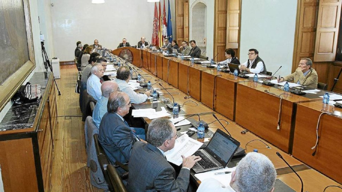 Consejo de Gobierno de la UVA celebrado en la Sala de Juntas del Palacio de Santa Cruz-E. M.