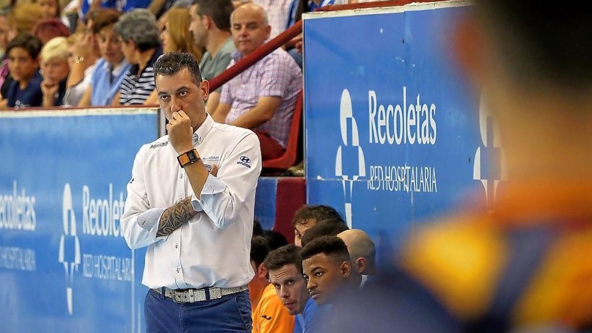 El técnico Óscar Ollero con gesto muy serio durante el partido contra Puente Genil.-MIGUEL ÁNGEL SANTOS