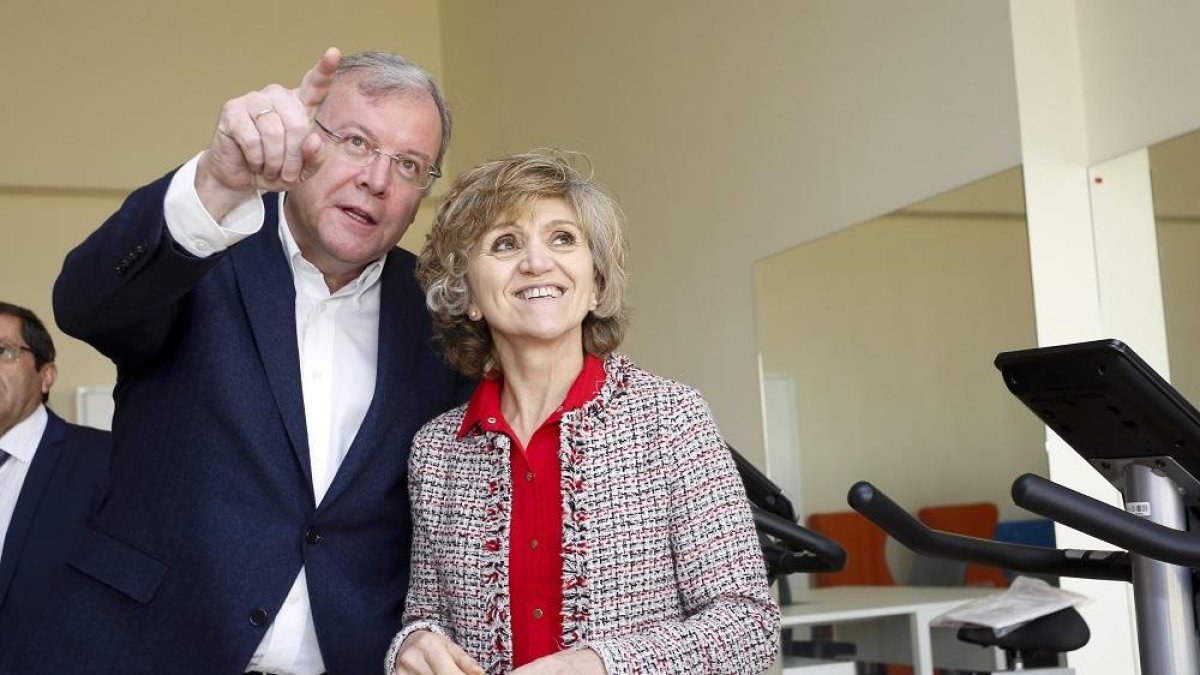 El alcalde de León, AntonioSiván, junto a la ministra de Sanidad, María Luisa Carcedo.-ICAL