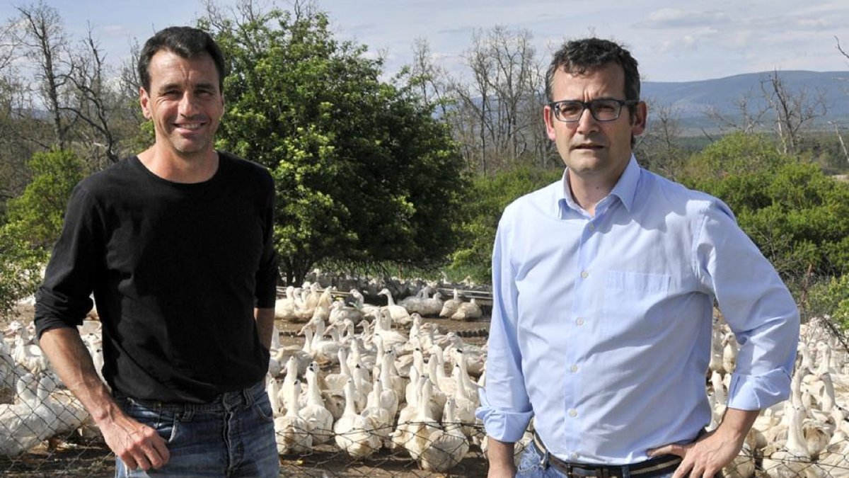 Óscar Caso y Antonio Castilla, en la granja de patos de Canard.-VALENTÍN GUISANDE